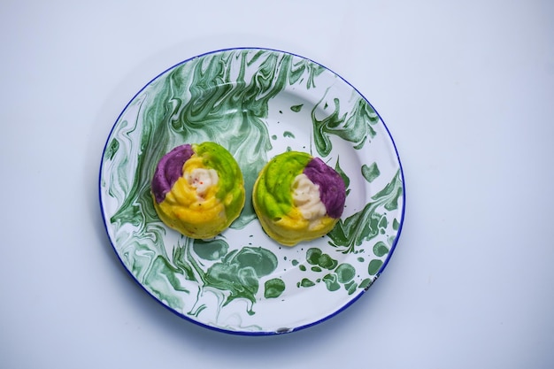 Talrze z kolorowym jedzeniem